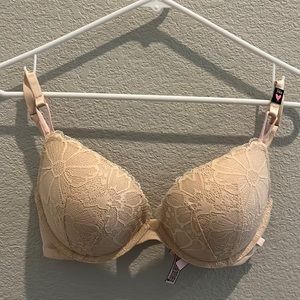Victoria’s Secret, padded push-up bra, cream colored lacy pattern. NWOT.